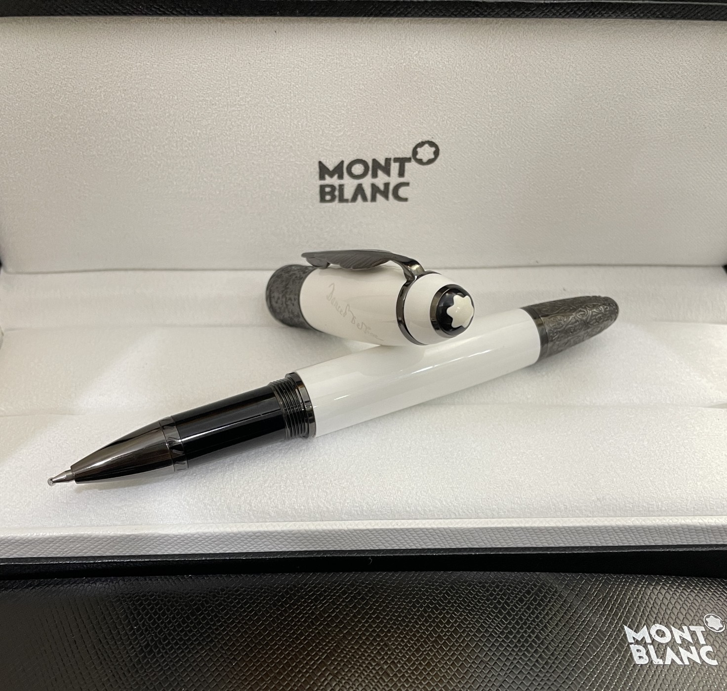 AAA Copy MontBlanc Daniel Defoe White Rollerball pen